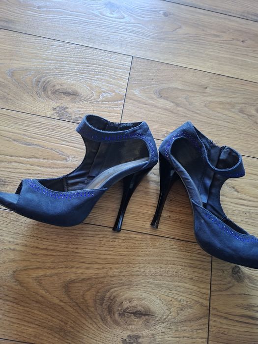 Granatowe buty na 11,5cm obcasie z błyszczącymi chabrowymi  zdobieniami