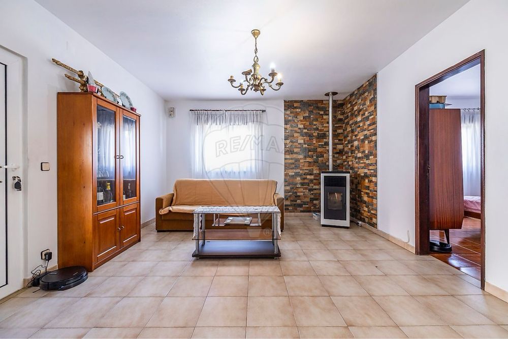 Moradia com Duas Casas Independentes – Oportunidade Imperdível!