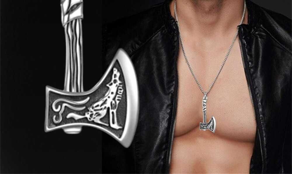 Colar de pingente de machado viking