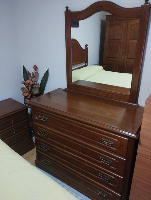 Mobília de quarto de casal em muito bom estado