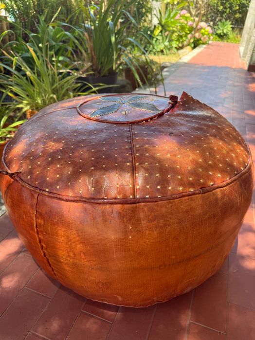 Pouf em couro genuíno artesanal – estilo marroquino / médio-oriental