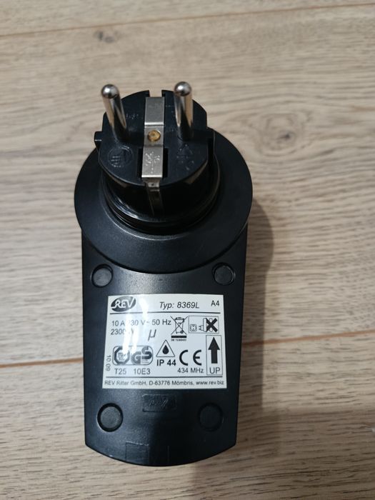 Adapter z klapką wodoodporną