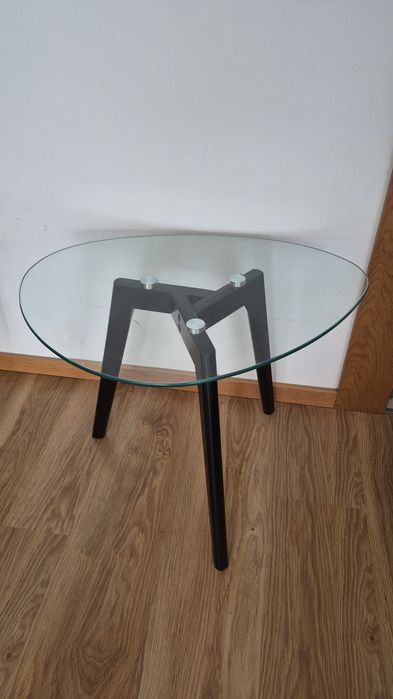 Mesa e suporte  de sala