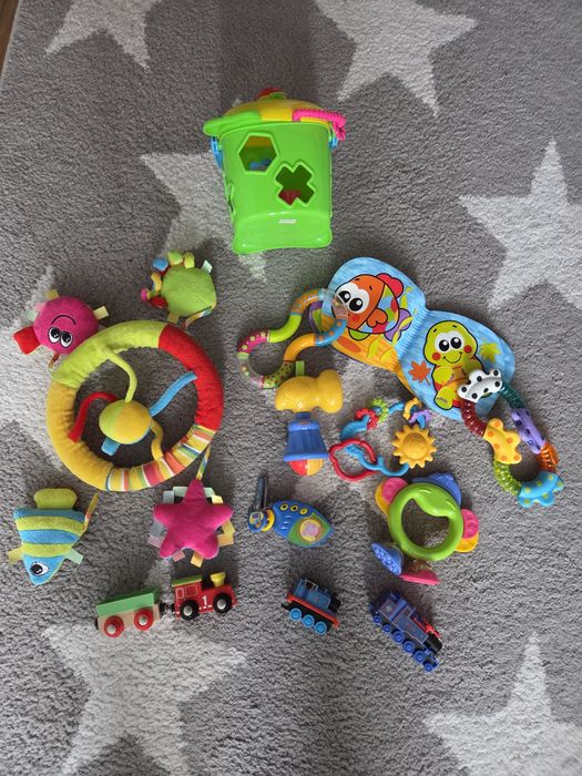 Grzechotki domek z kształtami pociągi małe