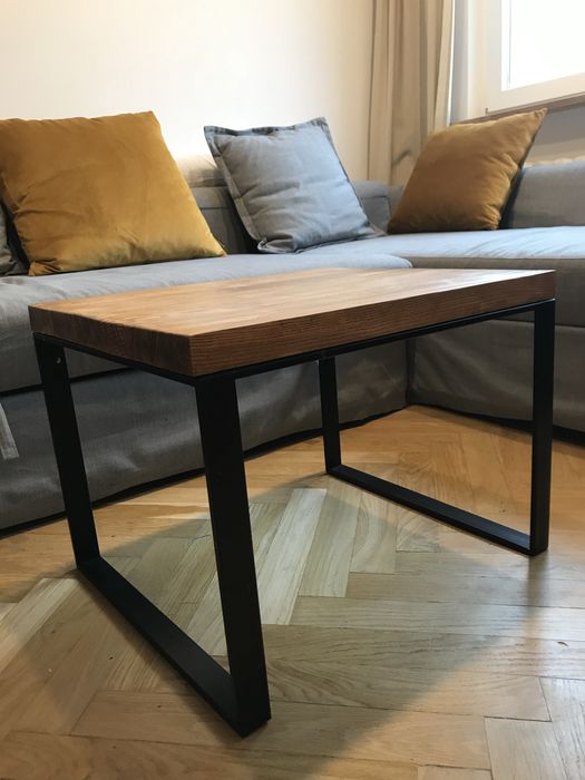 Stolik kawowy – lite drewno sosnowe, nogi stalowe