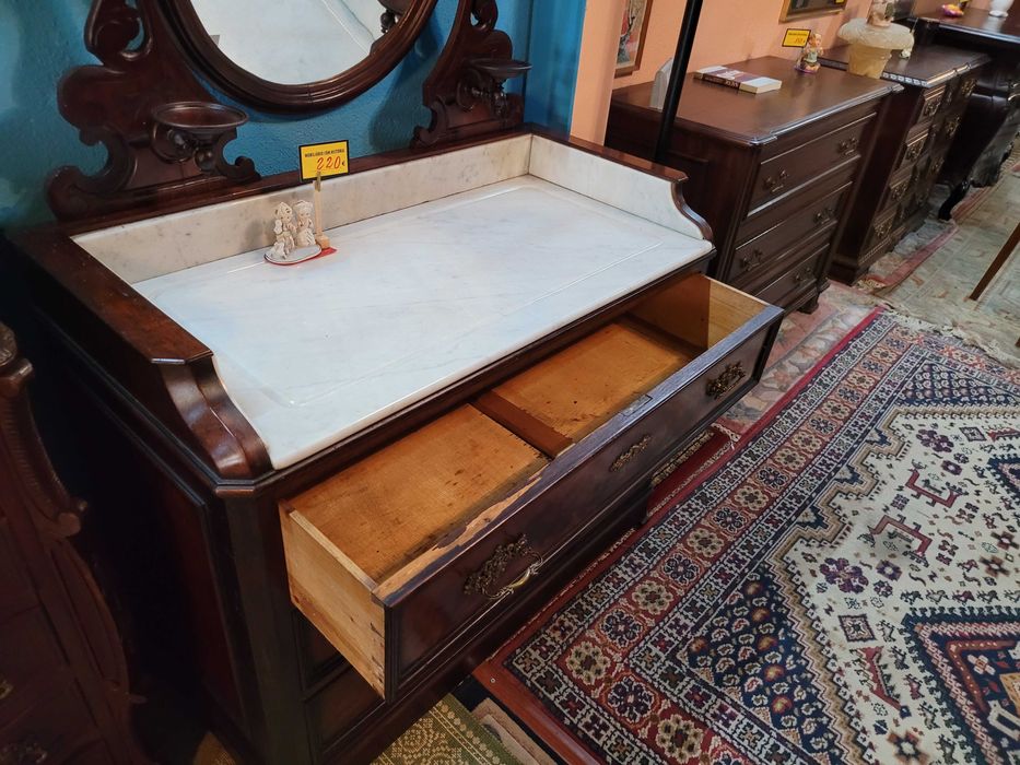 Cómoda antiga em madeira com tampo em pedra e