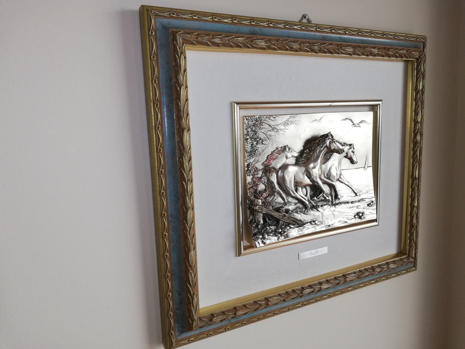 Quadro em relevo estanhado trabalhado à mão.