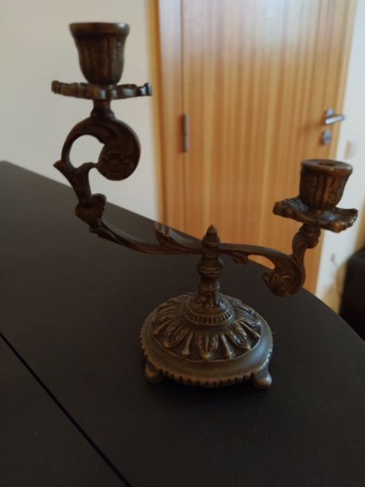 Peças em bronze, candelabros e jarrinhas