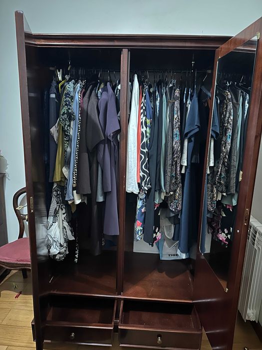 Guarda vestidos antigo com duas gavetas em madeira