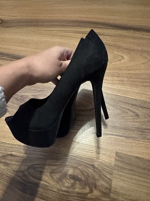 Czarne szpilki w rozmiarze 40 platforma