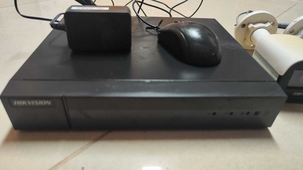 Kit gravador CCTV Hikvision 8 canais HWD-6108MH-G2 + 3 Câmaras de Cor