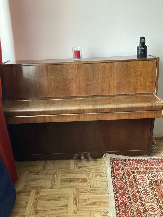 Pianino marki,,Legnica“ ciemny orzech w dobry stanie