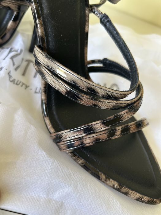 Sapato tacao estilo tigresa