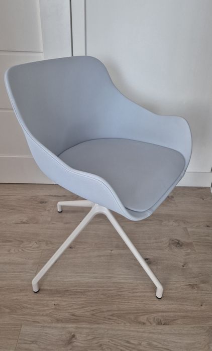 Designerski fotel .mdd – błękitny – beżowy stelaż, obrotowy