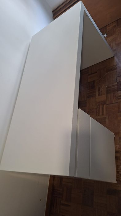 Secretária Ikea linha Malm com uma gaveta e um compartimento com porta.