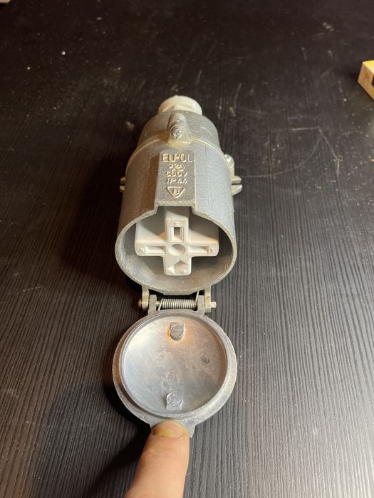 Gnizdo silowe 33A 500V plaskie krzyz PRL zabytkowe metalowe aluminiowe