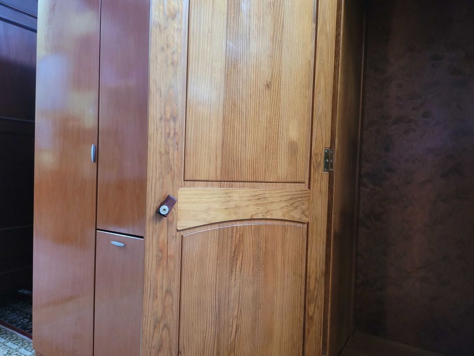 Roupeiro em madeira maciça com três portas e três g