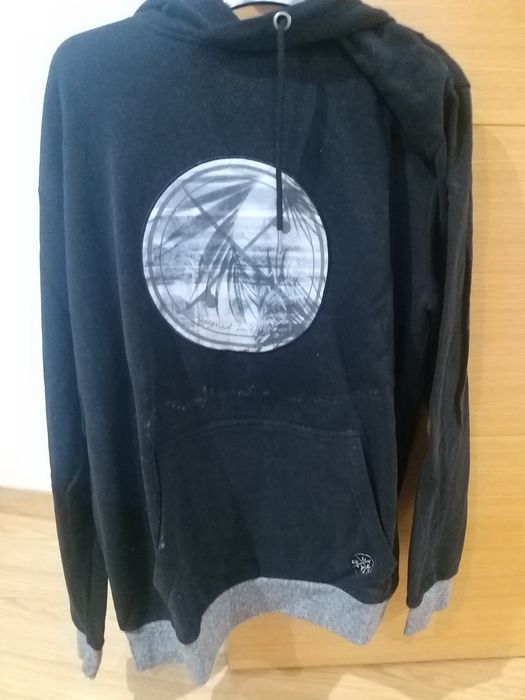Várias camisolas e T-shirts de marca