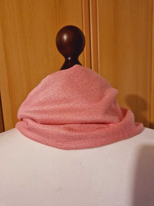 Jasno różowy, elegancki, długi szal z frędzlami