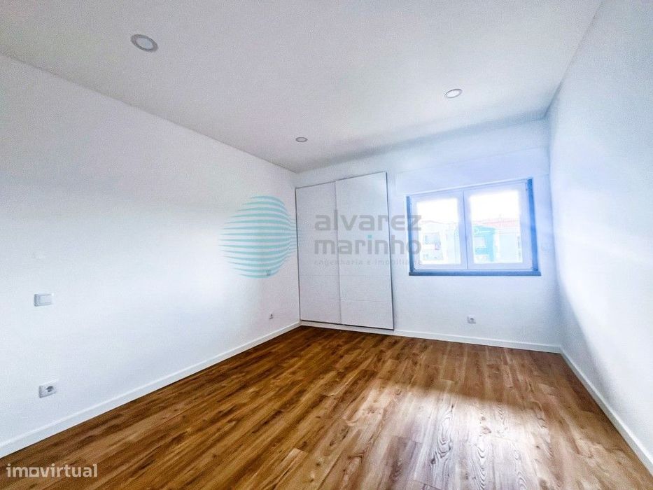Apartamento T2 com Vista Mar, Garagem e Totalmente Remodelado