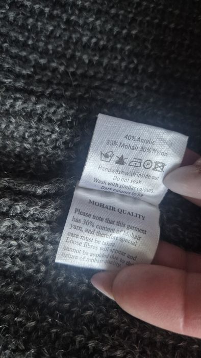 Samsoe Samsoe sweter S
Brak 2 guzików
Poza tym stan bdb