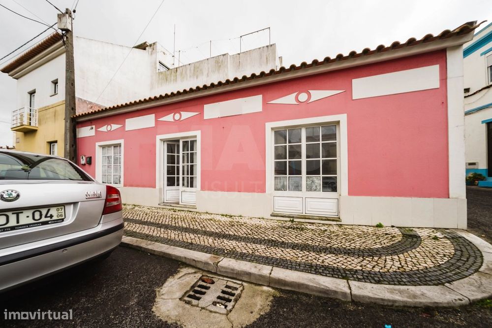 Oportunidade no Centro Histórico de Peniche – Espaço com Potencial ...