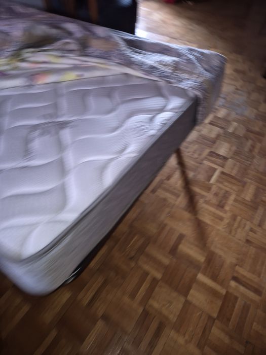 Vendo 3 camas e 2 sofas individuais e 1 fogao