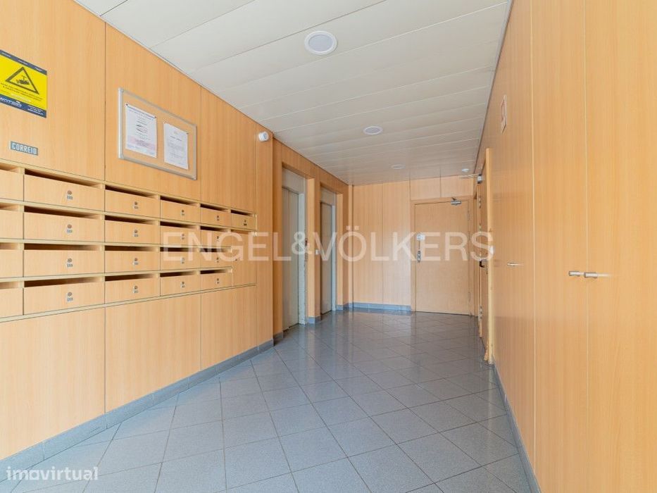Espaçoso T2 com garagem e arrecadação