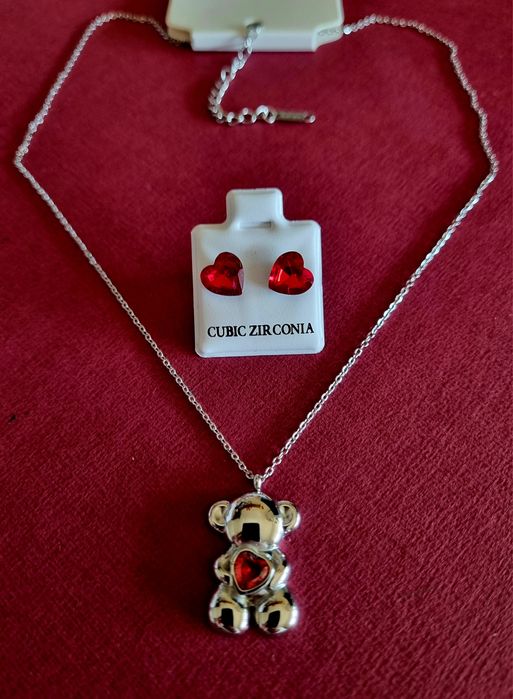 Conjunto prateado (colar + brincos), em aço, coração vermelho.