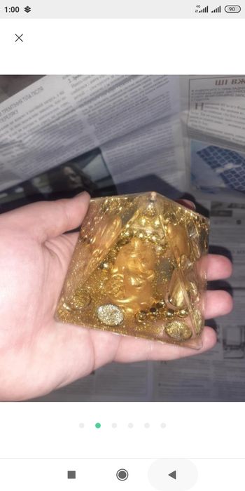 Статуэтка подставка для ручек пирамида золотая с блёстками мышки