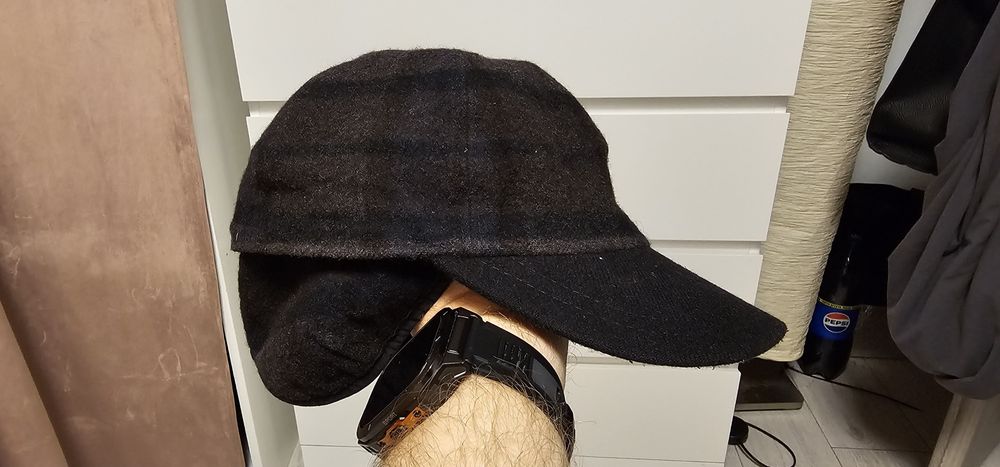 Bugatti wełniana zimowa czapka z daszkiem rozmiar 56 stan bardzo dobry