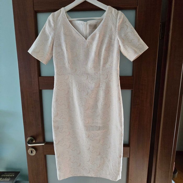 Elegancka sukienka, ołówkowa o klasycznym kroju w kolorze śmietanki / beżu.