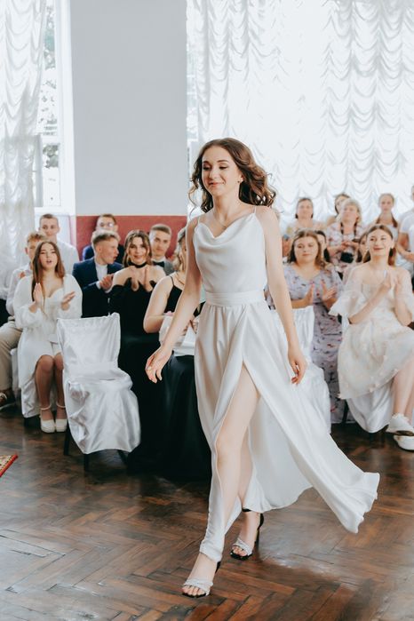 випускна сукня у білому кольорі з поясом