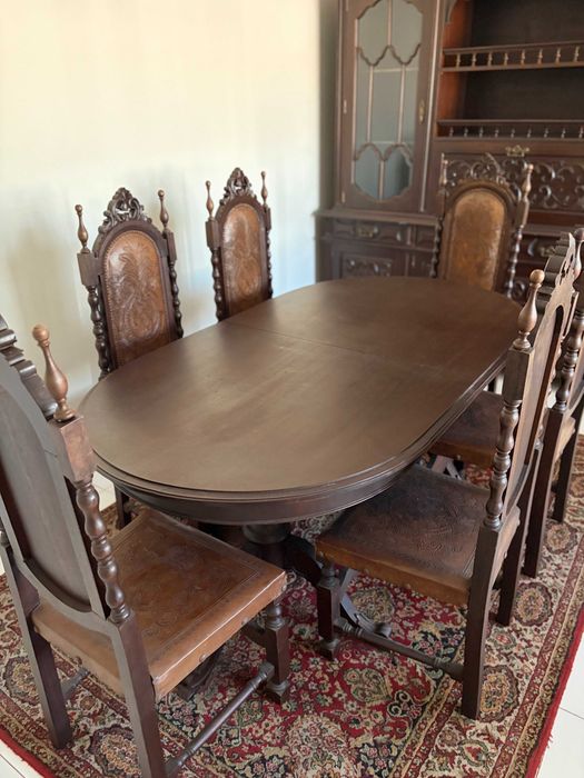 mesa de jantar de madeira maciça com cadeiras