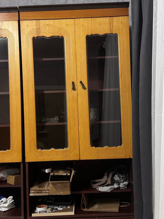 Шкаф із скляними дверками