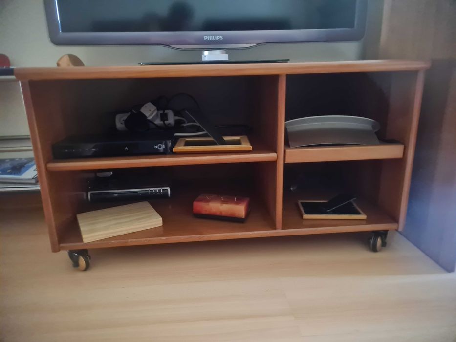 Móvel de TV em madeira maciça