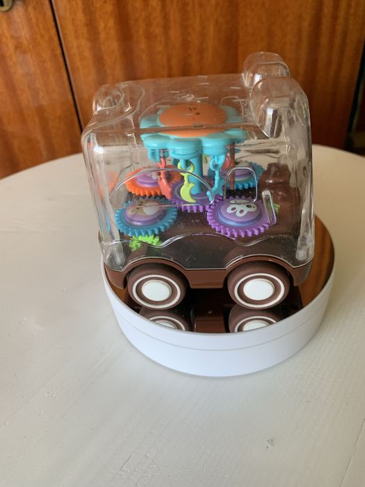 Іграшкова машинка.