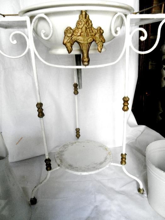Lavatório Armação Metal Branco Dourado