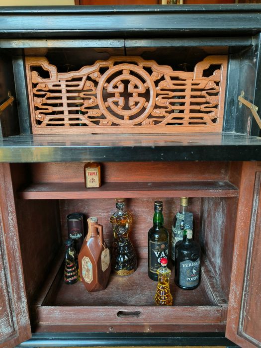 Móvel Bar Chinês Antigo – Lacado e Incrustado com Madrepérola (Estilo Mid-Century)