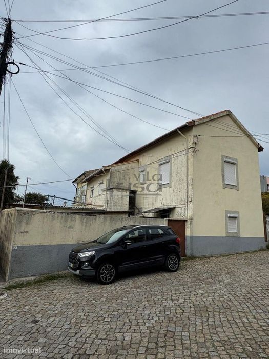 Prédio com 5 casas em Canidelo V.N. de Gaia.