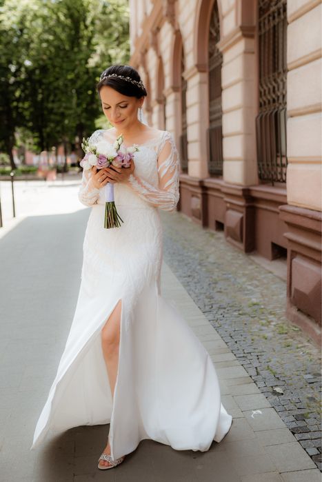 Розкішна весільна сукня з вишуканим оздобленням