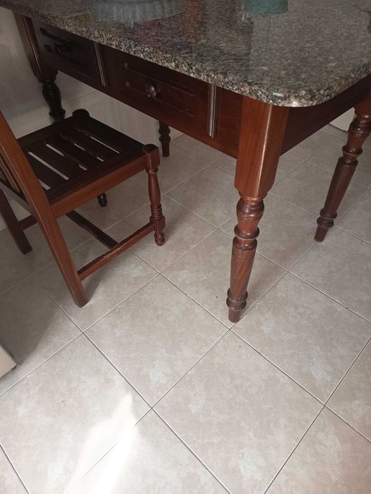 Mesa e 3 cadeiras
