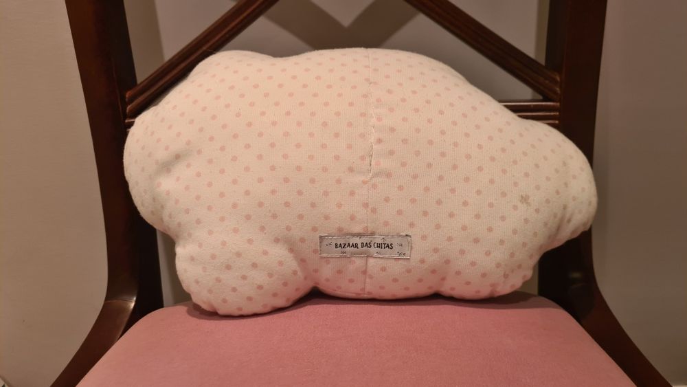 Almofada decorativa para quarto de bebé menina