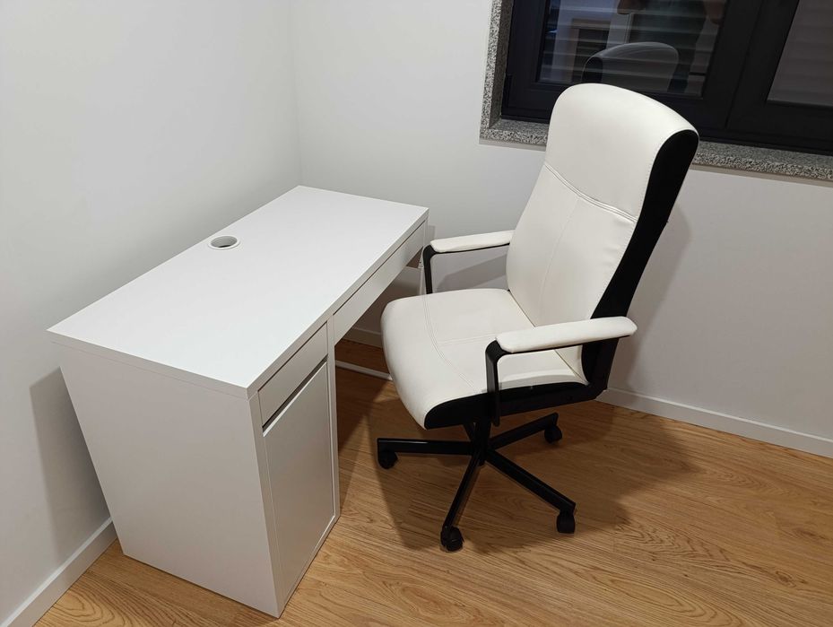 Secretária IKEa + cadeira branca IKEA