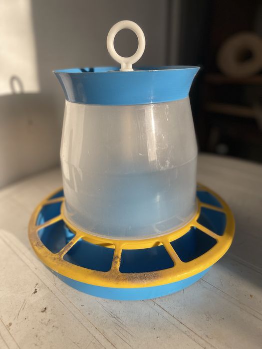 Кормушки та поїлки для тварин