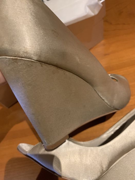 Sapatos de cetim abertos na frente