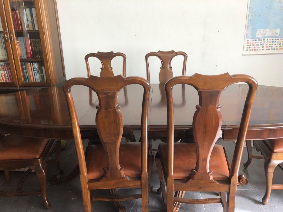 Conjunto de Sala de Jantar de Nogueira: Mesa Oval Extensível (1,80m a 2,60m) + 6 Cadeiras