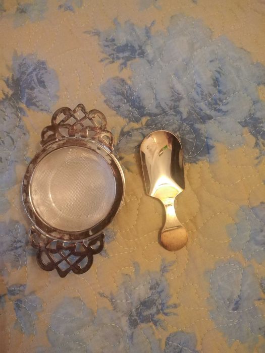 Coador de chá e colher banhado a prata