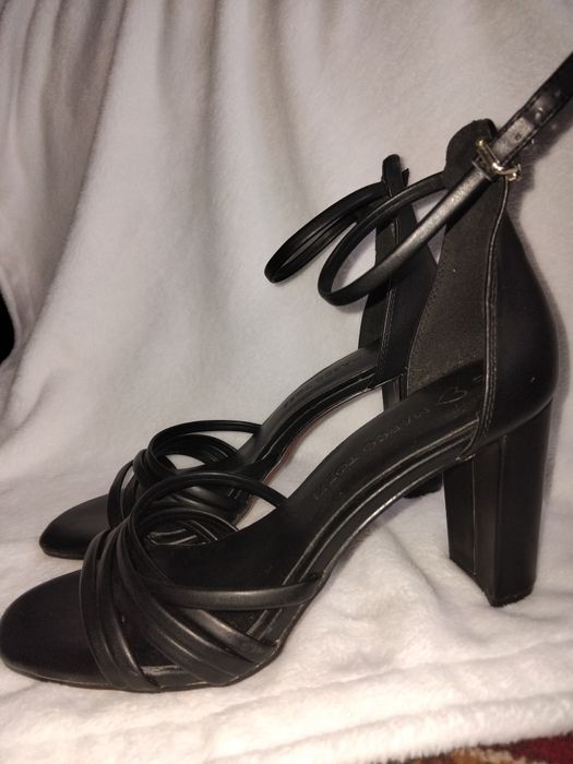 Продам босоніжки