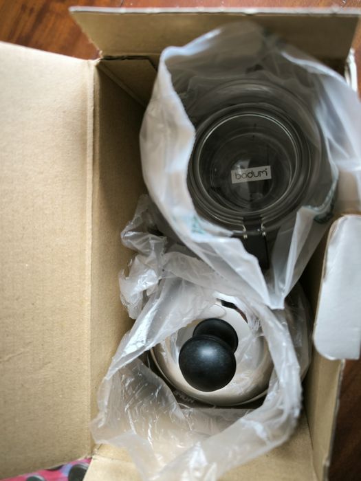 Cafeteira e 2 chávenas Bodum (novo)/Garrafa de vidro antiga